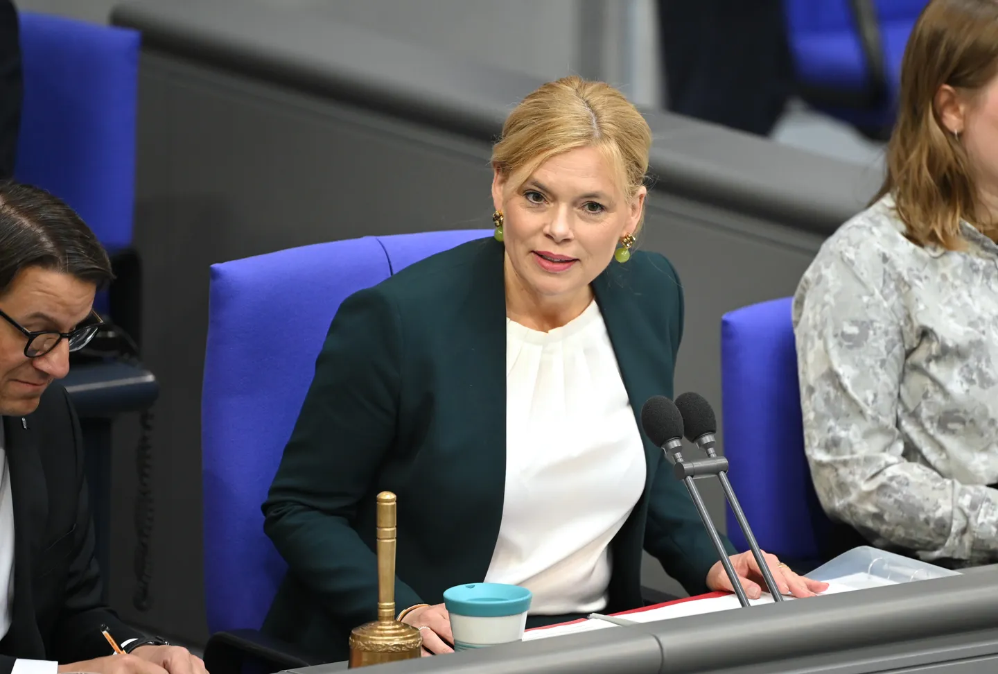 Klöckner bemängelt „sehr schwach“ besetzte Regierungsbank