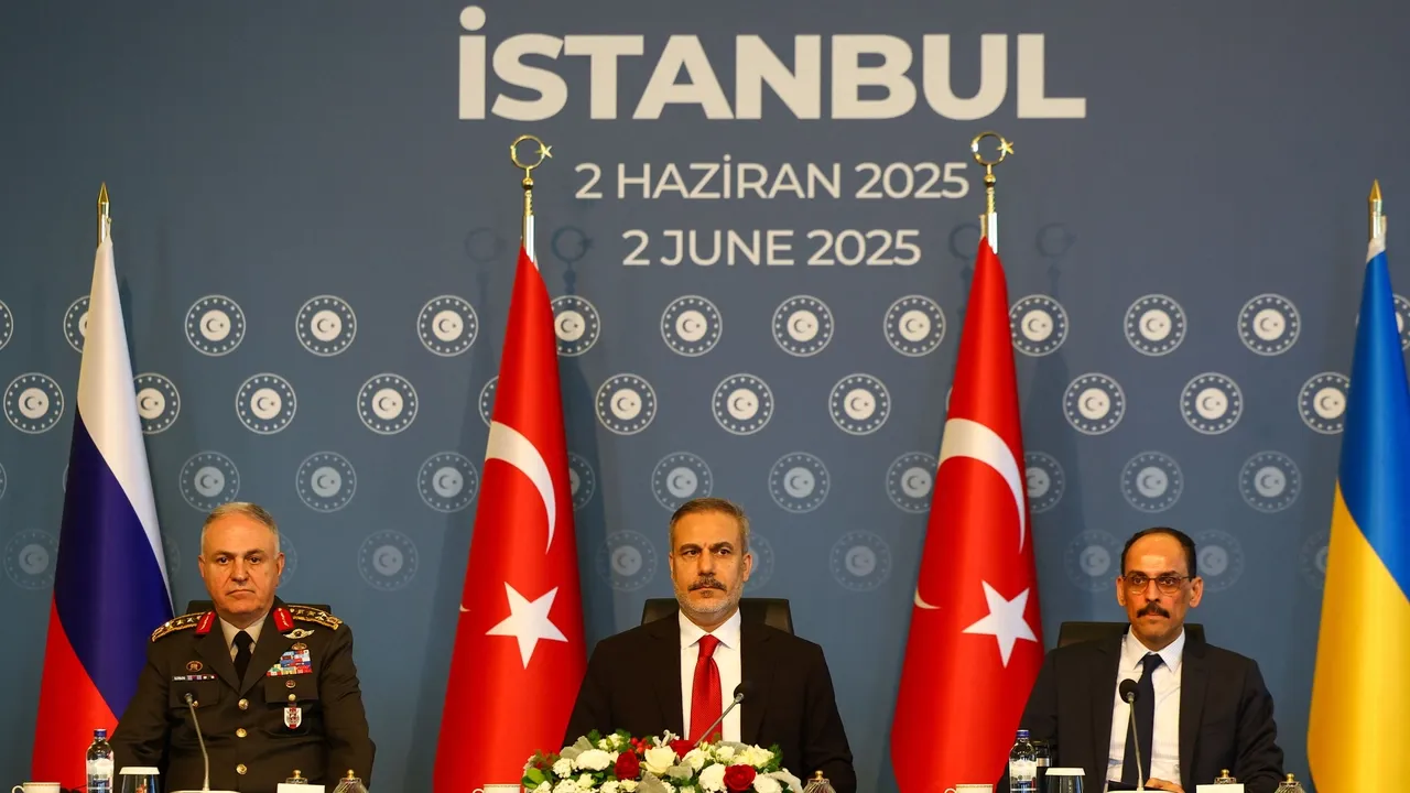 Fidan: "Türkiye pronta a tomar medidas para facilitar negociações de paz entre Rússia e Ucrânia"
