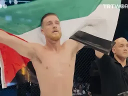 Irish MMA fighter defeats ex-Israeli soldier, shouts 'free Palestine'