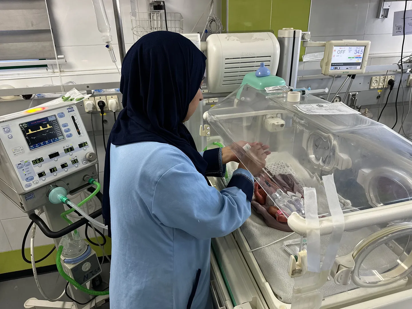 Foshnjat e lindura para kohe në Gaza luftojnë për mbijetesë