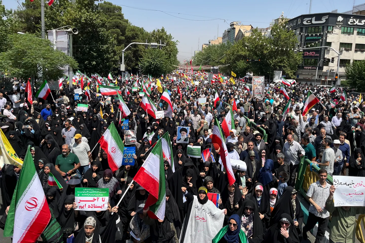 مظاهرات حاشدة في إيران تنديداً بالهجمات الإسرائيلية ودعماً للنظام