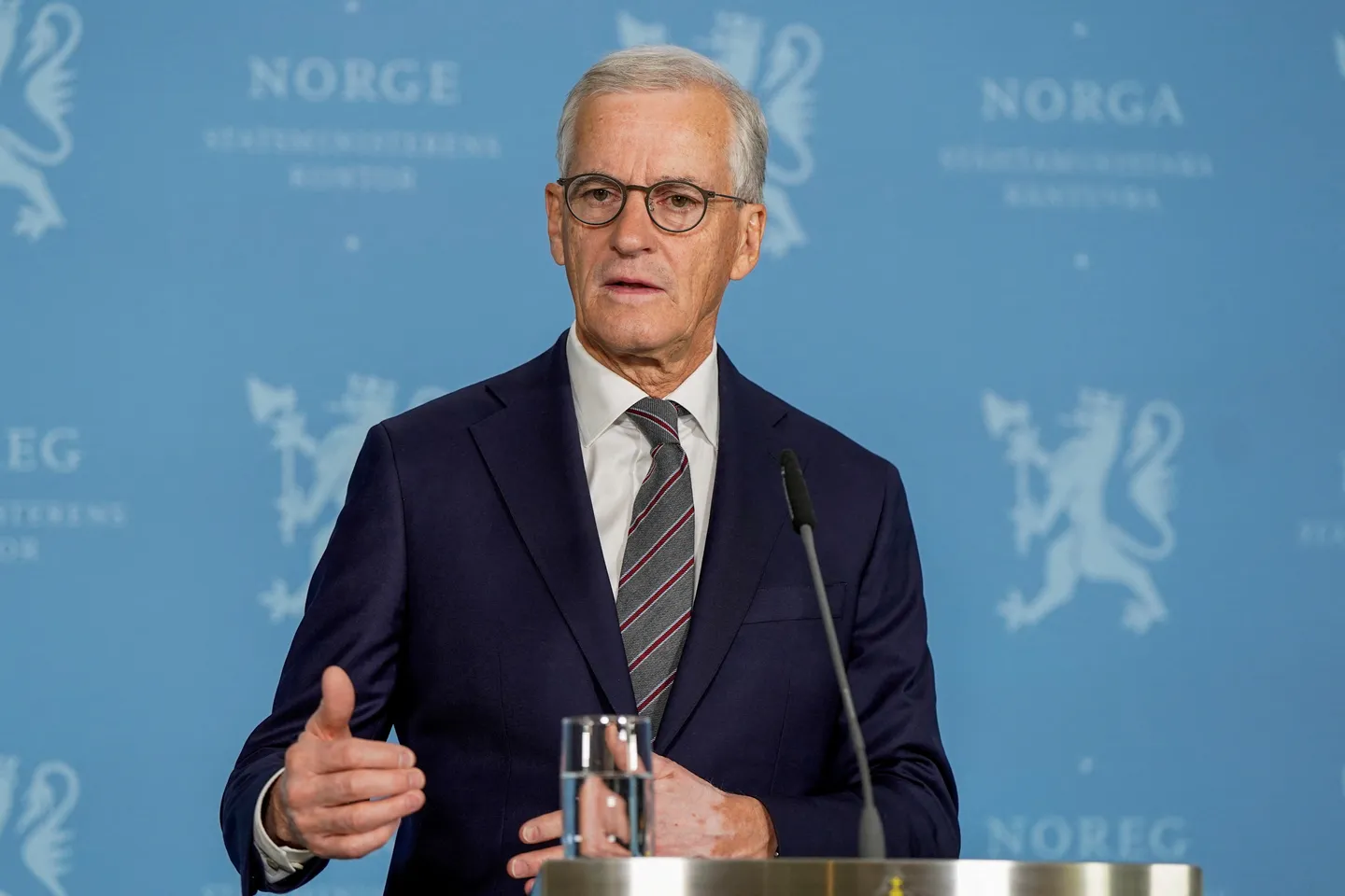 Jonas Gahr Støre lover at Jens Stoltenberg fortsetter som finansminister ved ny Ap-regjering