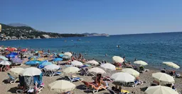 Početak turističke sezone u Crnoj Gori obilježile više cijene, gužve i nedostatak radne snage