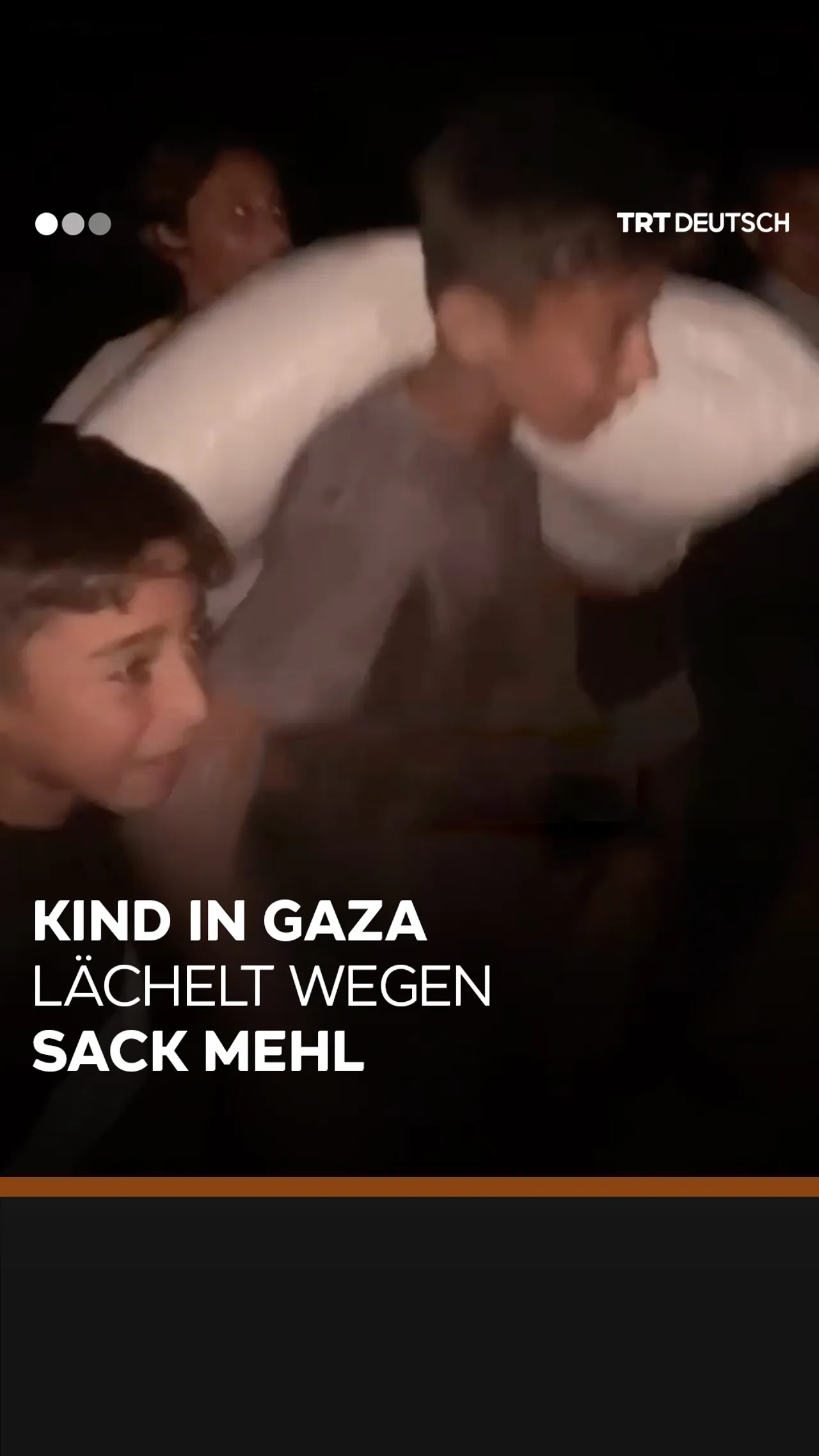 Kind in Gaza lächelt wegen Sack Mehl