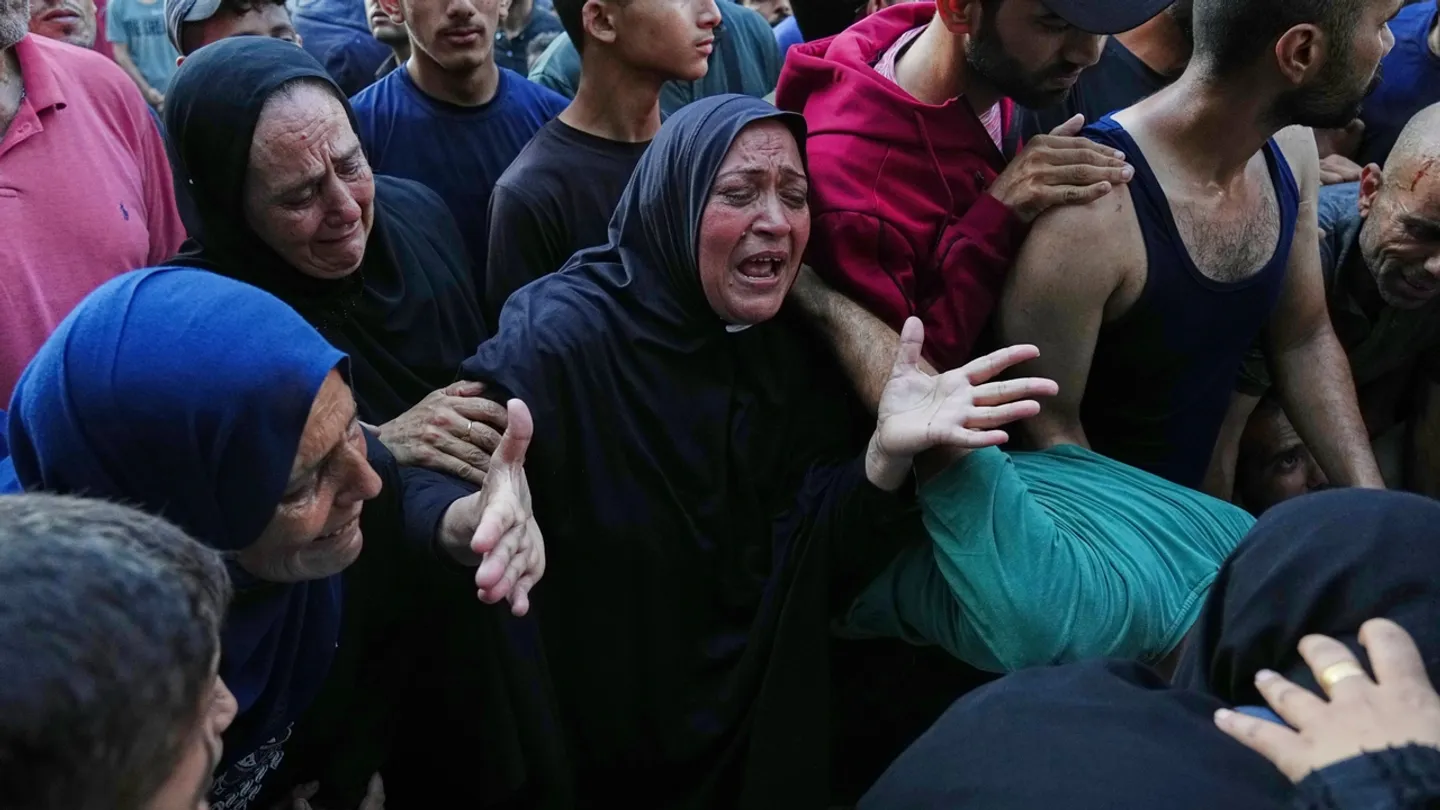 بينهم جوعى.. أكثر من 200 شهيد خلال يومين و1037 أصيبوا في مجازر الاحتلال المستمرة على القطاع
