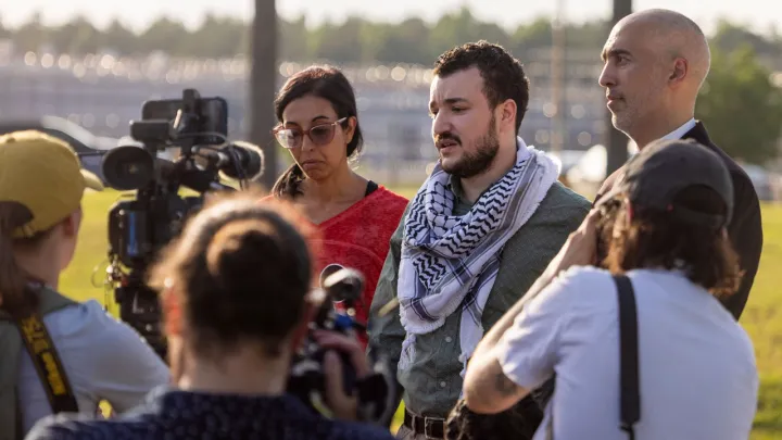 Ativista pró-Palestina, Mahmoud Khalil, é libertado após 104 dias de detenção pela imigração nos EUA