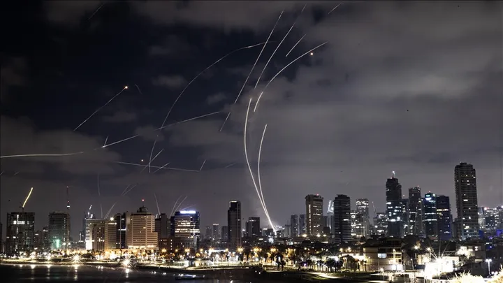 د اسرائیل په ځینو برخو کې د خطر زنګونو (سایرنونو) غږېدو سره هممهاله، ایران د توغندیو څپې پیل شوې.