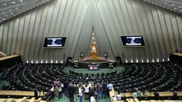 Irani mbyll Ngushticën e Hormuzit pas sulmeve të ShBA-së