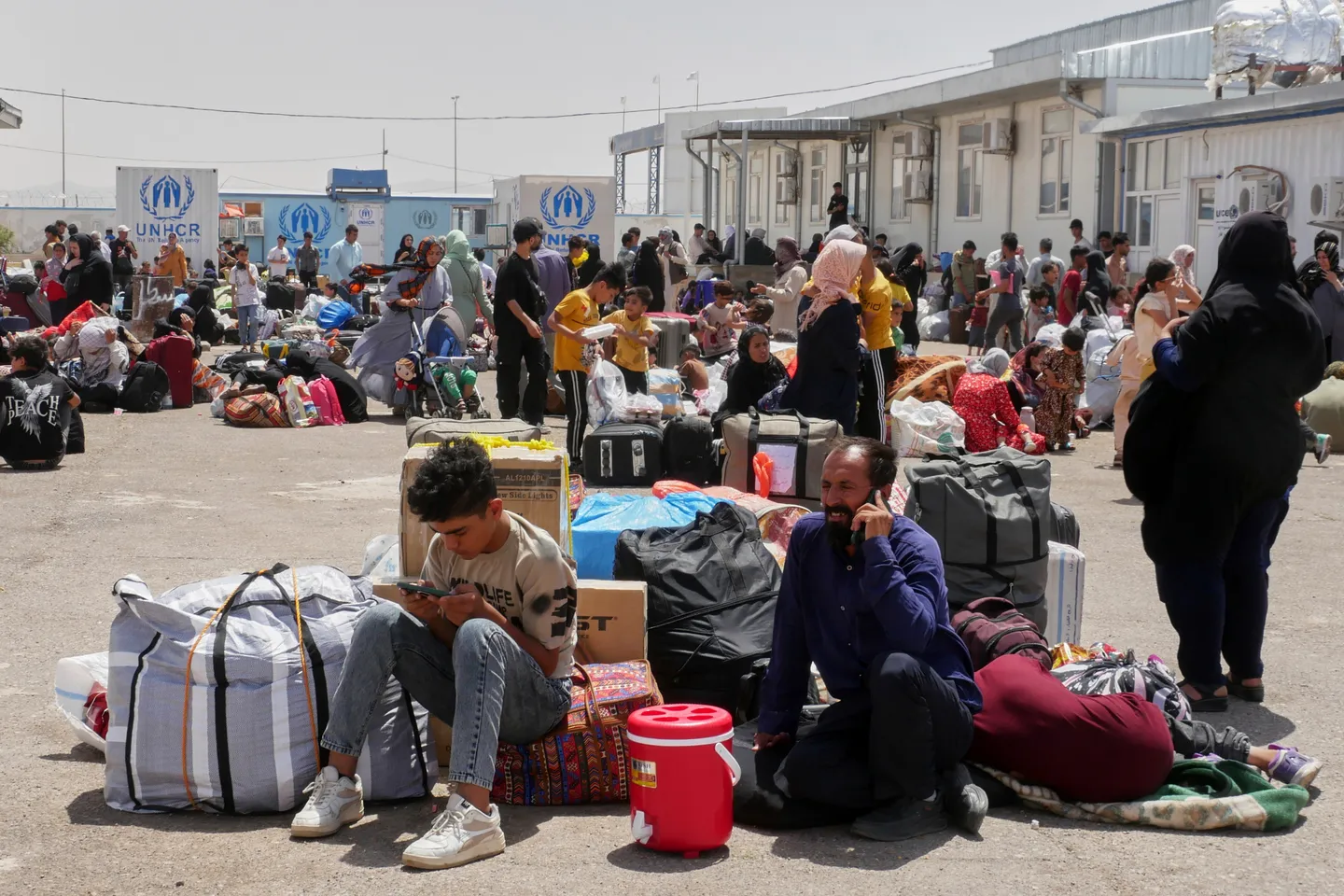Tazyiqlar tufayli 450 000dan ortiq afg'on Eronni tark etdi