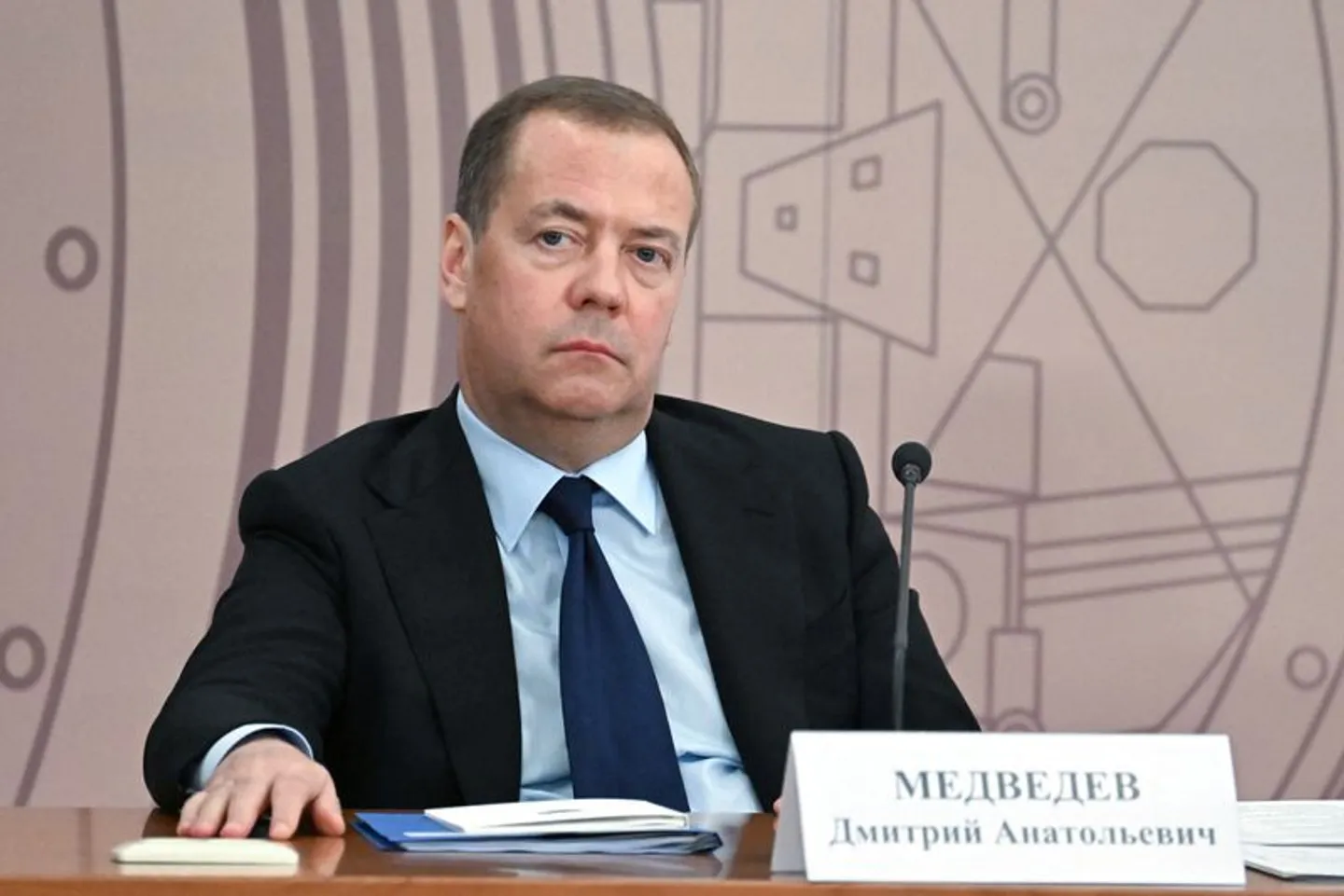 Медведев: Русија нема да му испорачува нуклеарно оружје на Иран