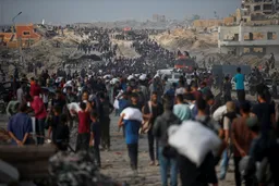 Ushtarët izraelitë hapin zjarr ndaj një grupi palestinezësh të mbledhur për ndihma humanitare