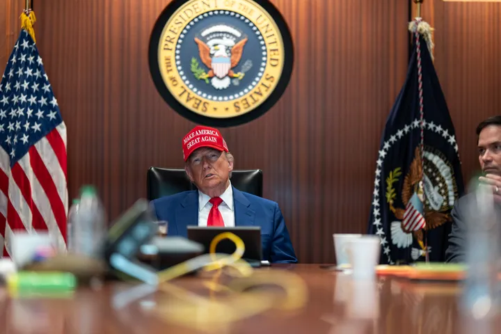 Az Egyesült Államok figyelmeztet Irán megtorlására, miközben Trump a 'rezsimváltás' kérdését veti fel