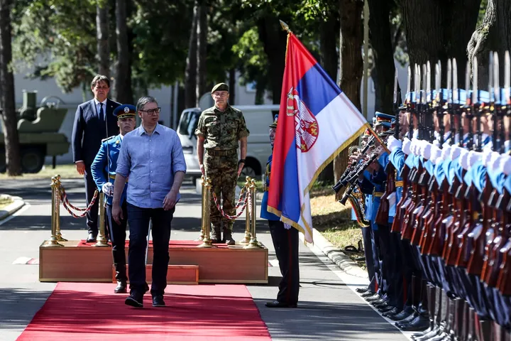Vuçiq: Ushtria e Serbisë duhet të jetë shumë më e fuqishme