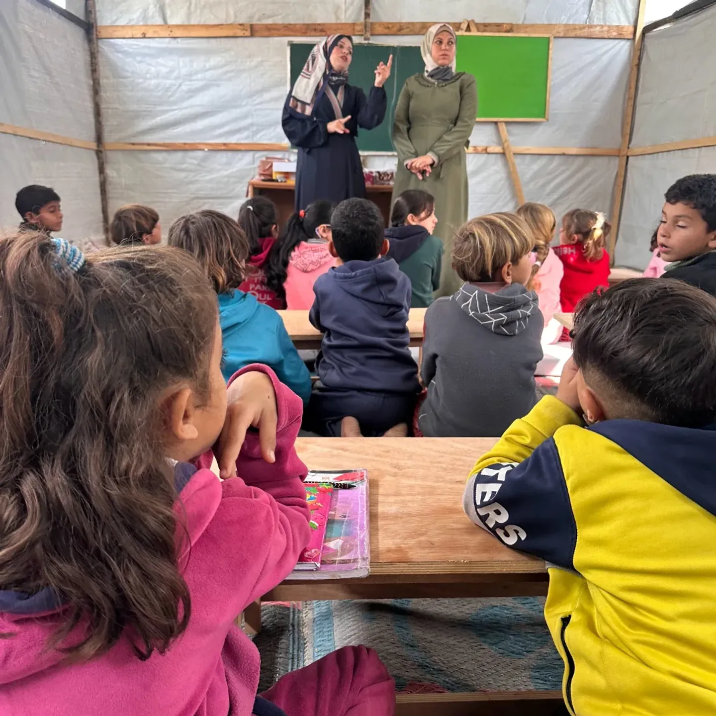 Entre las bombas y las muertes, este campamento educativo es una luz de esperanza en Gaza