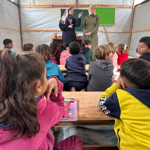 Entre las bombas y las muertes, este campamento educativo es una luz de esperanza en Gaza