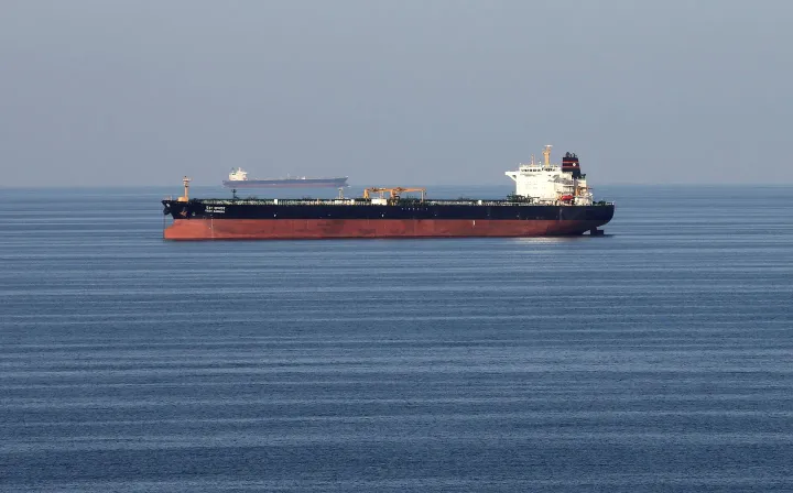 Farashin mai ya yi tashin gauron zabi bayan Iran ta ce za ta rufe Mashigin Hormuz