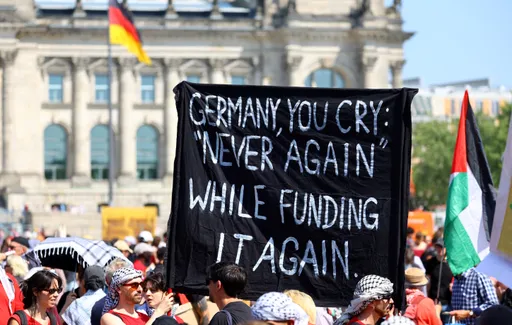 Protester unfurls Palestinian flag in German parliament, slams Berlin's pro-Israel stance