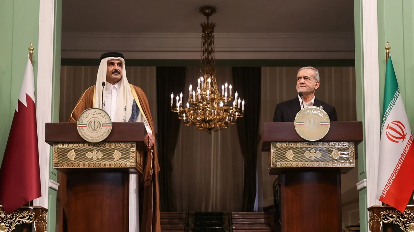 الرئيس الإيراني يعرب لأمير قطر عن أسفه لاستهداف قاعدة العديد: "لم تكن قطر هدفاً للهجوم"
