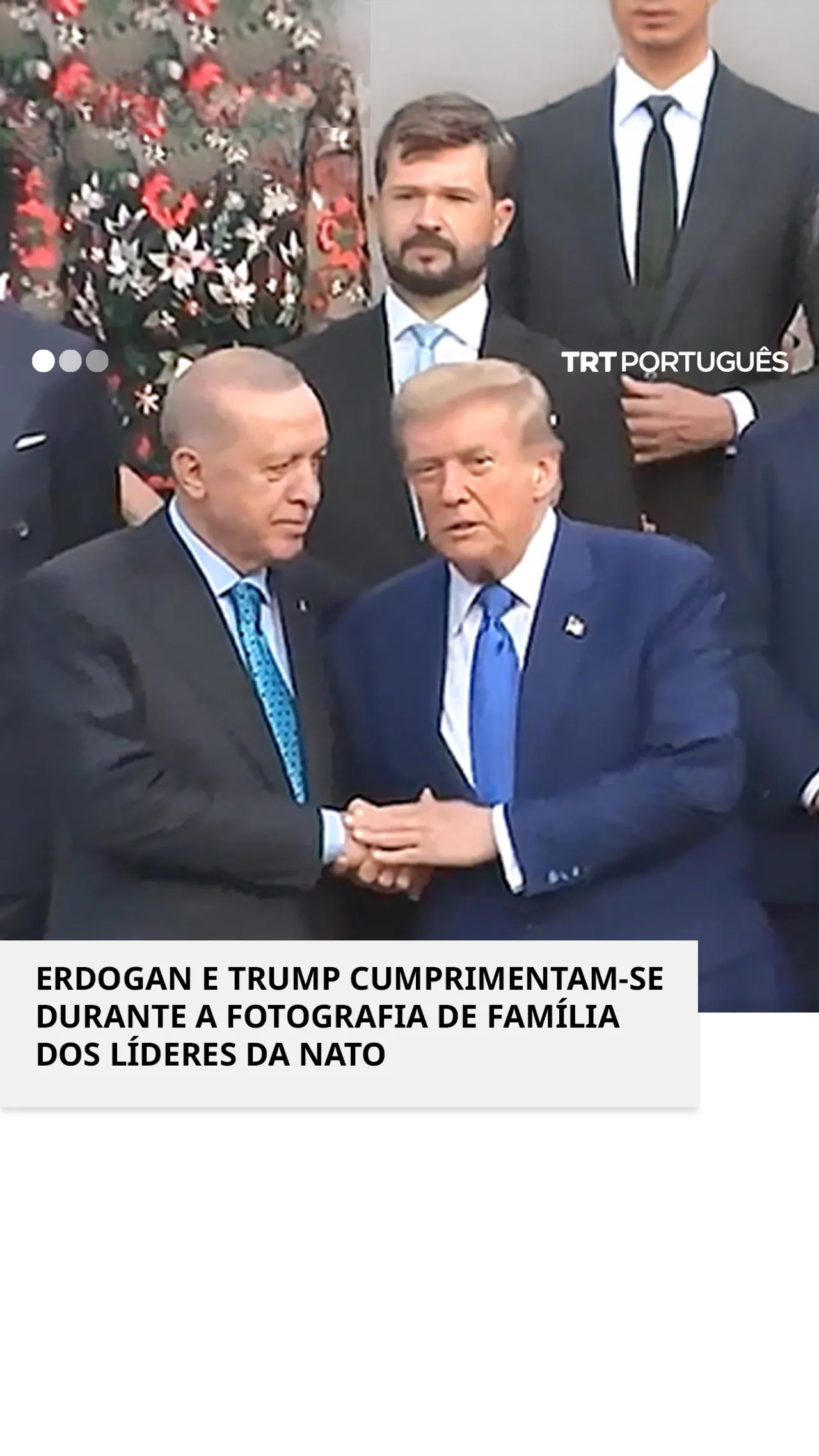 Erdogan e Trump cumprimentam-se durante a fotografia de família dos líderes da NATO