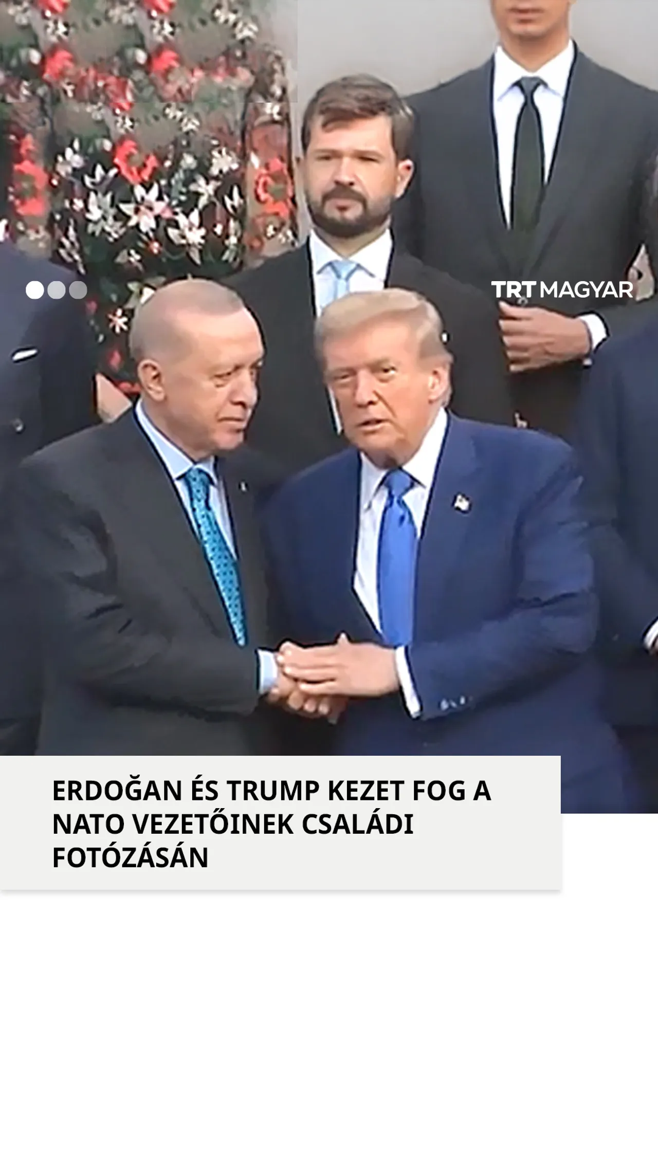 Erdoğan és Trump kezet fog a NATO-vezetők családi fotózása során