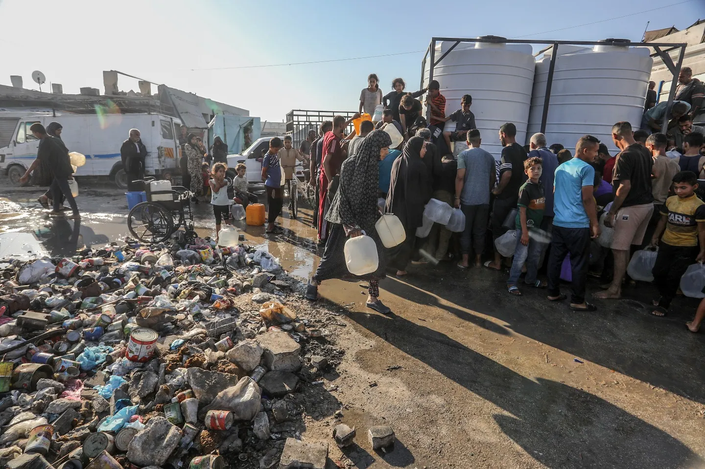 Palestinezët presin me orë të tëra për ujë të pastër mes bllokadës izraelite në Gaza