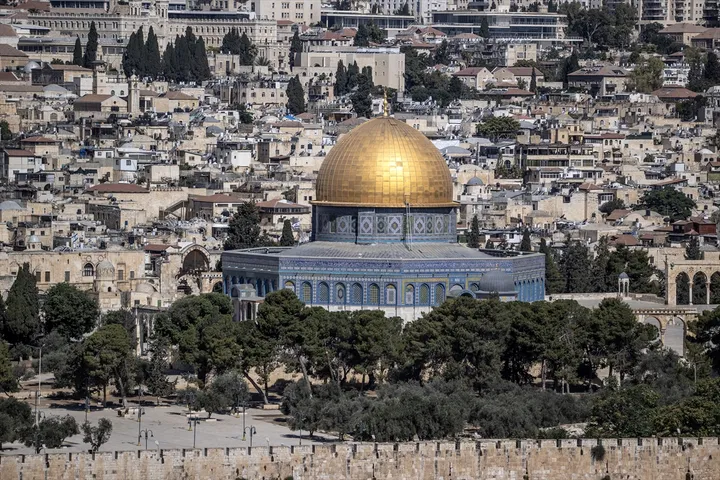 Over 200 illegal Israeli settlers storm Al-Aqsa Mosque under police protection