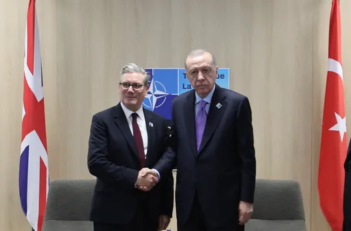 أردوغان يبحث مع ستارمر الصراع بالمنطقة ويؤكد وجود إرادة قوية لتطوير التعاون بين تركيا وبريطانيا