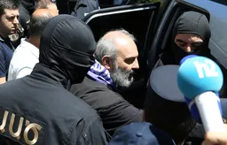 Ermənistanda dövlət çevrilişinə cəhddən sonra mühafizəçilər iqamətgahı mühasirəyə alıblar