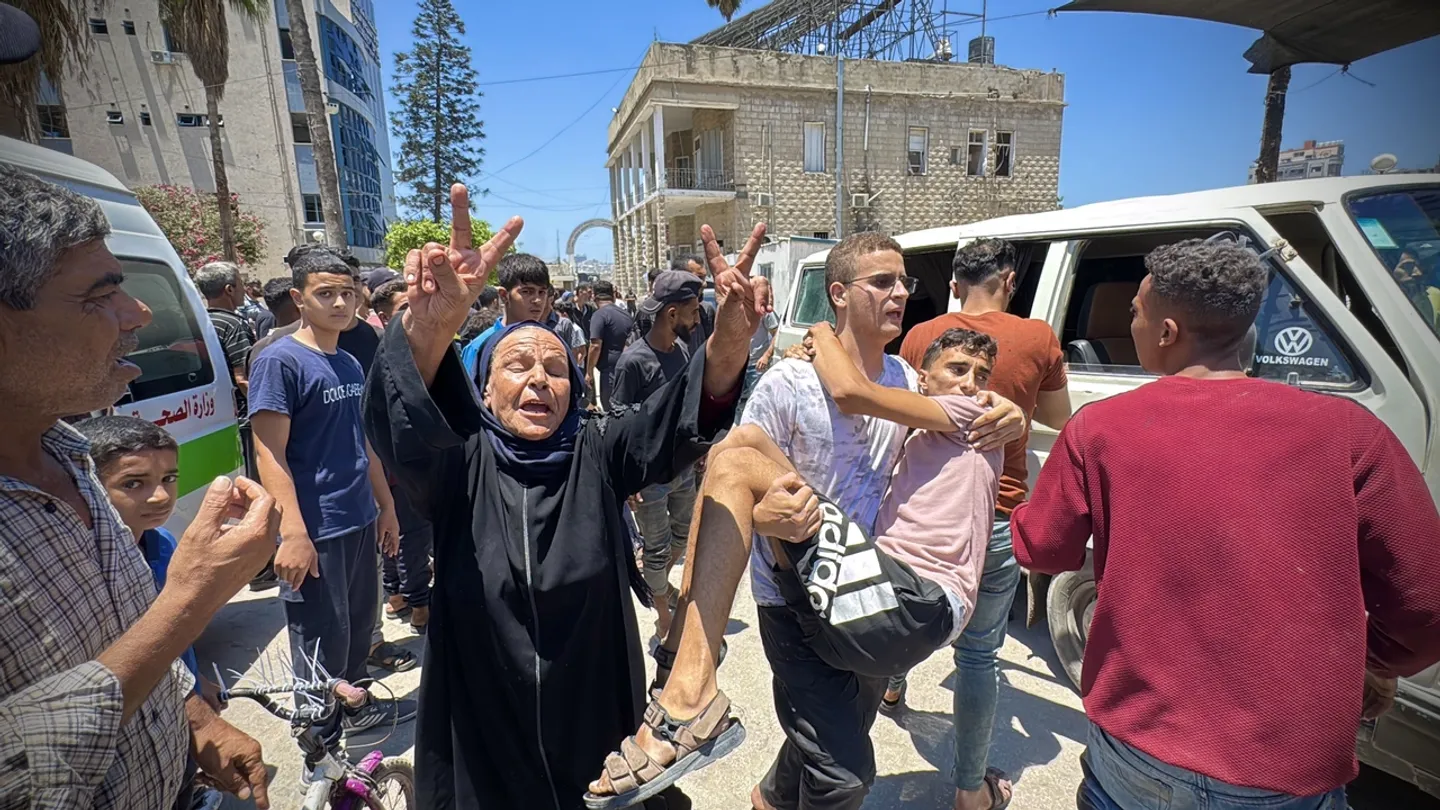 عشرات الشهداء بمجازر إسرائيلية جديدة.. و”حكومة غزة”: الاحتلال يقنص المدنيين عند نقاط المساعدات
