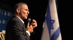 زعيم إسرائيلي معارض يعلق على قتل المستوطنين ثلاثةَ فلسطينيين بالضفة: مجزرة يهودية عنيفة