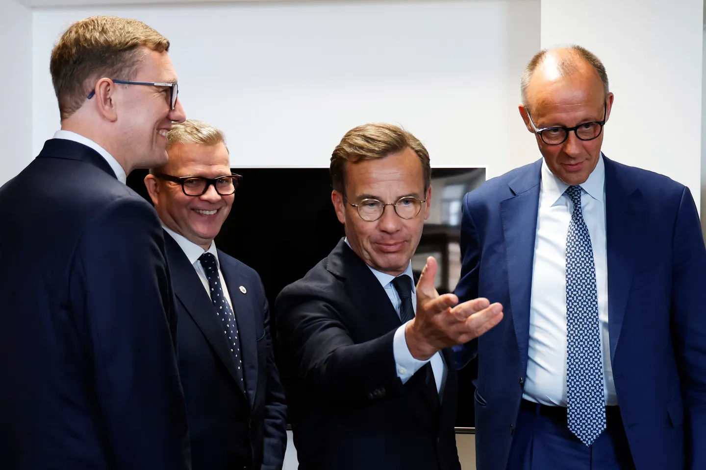 Sverige öppnar för att bidra med luft- och maritim säkerhet till Ukraina, meddelar statsministern
