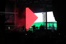 Grupi britanik "Massive Attack" mesazh mbështetjeje për Palestinën në koncertin e tij në Serbi