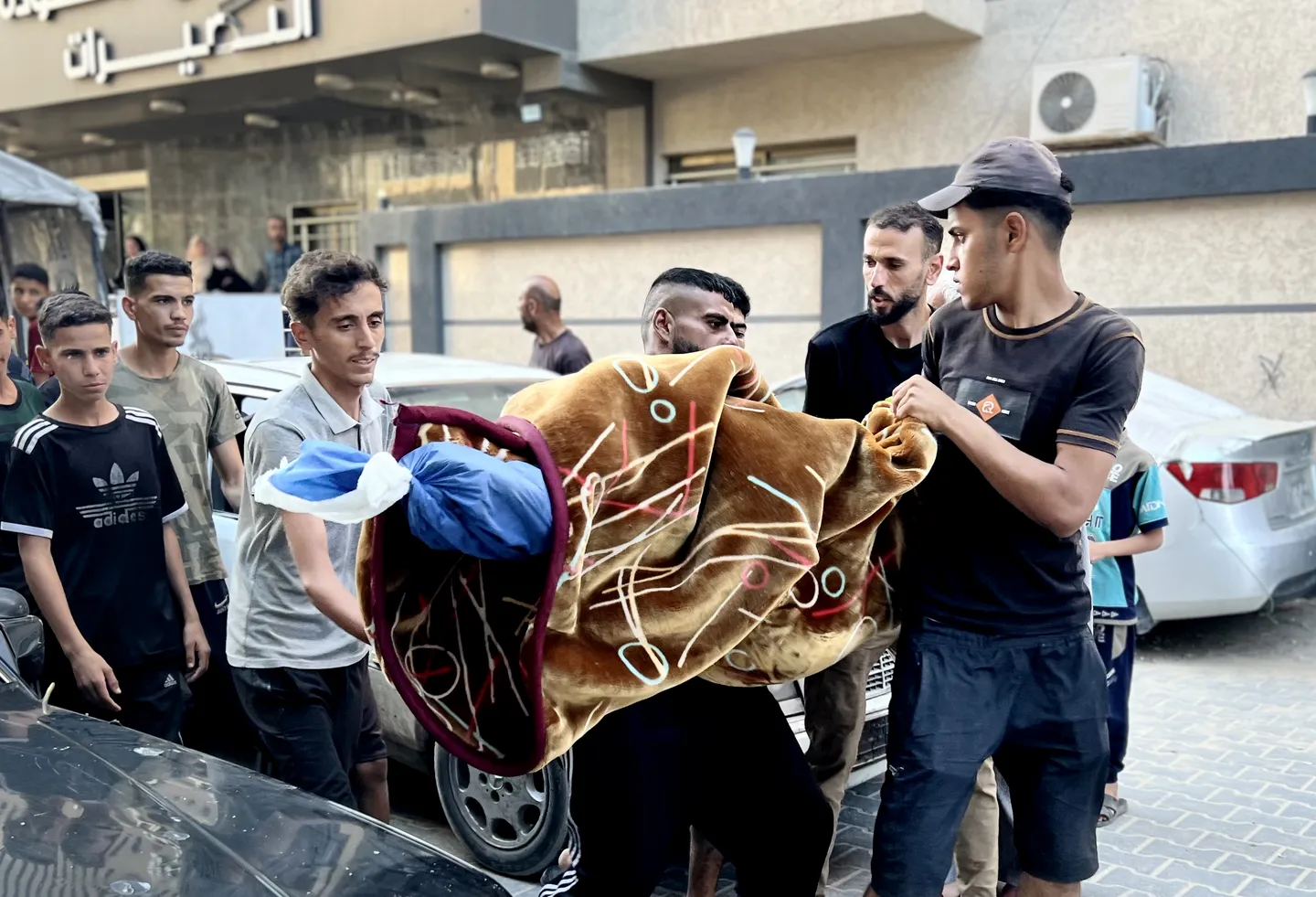 Sulmi izraelit godet një ndërtesë banimi në Gaza mes gjenocidit të vazhdueshëm