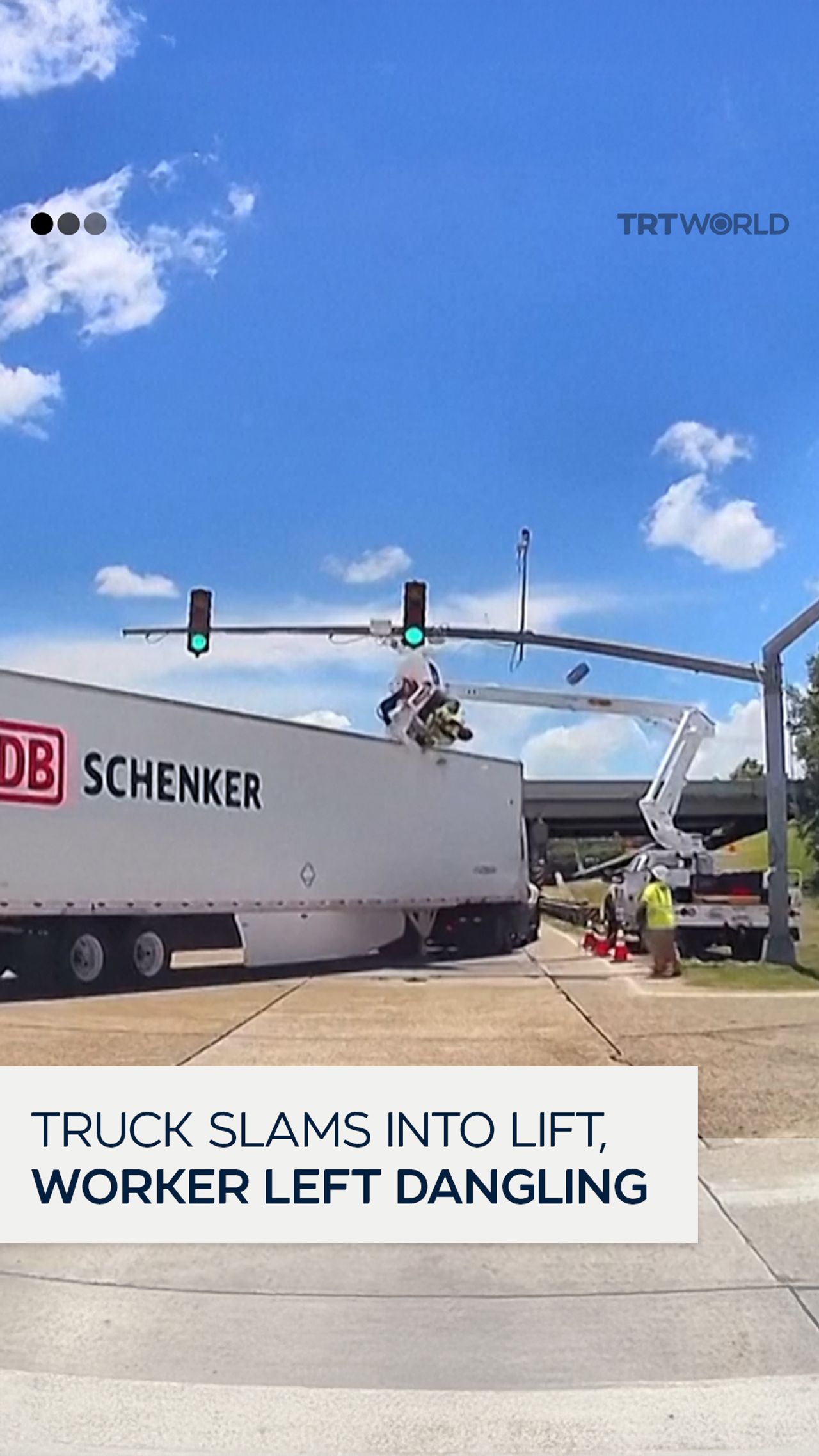 Worker dangles midair after truck hits lift in Louisiana - TRT World