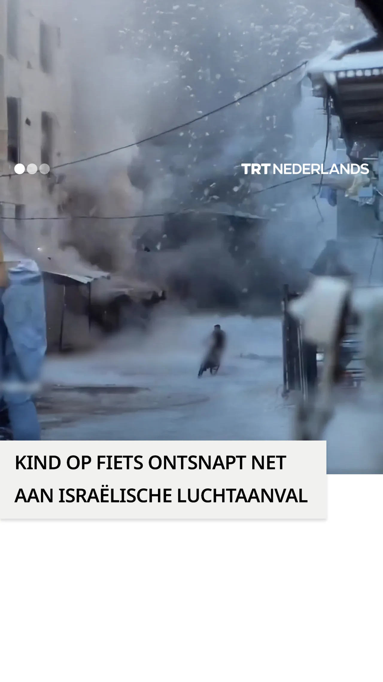 Kind op fiets ontsnapt net aan Israëlische luchtaanval op huis in Gaza