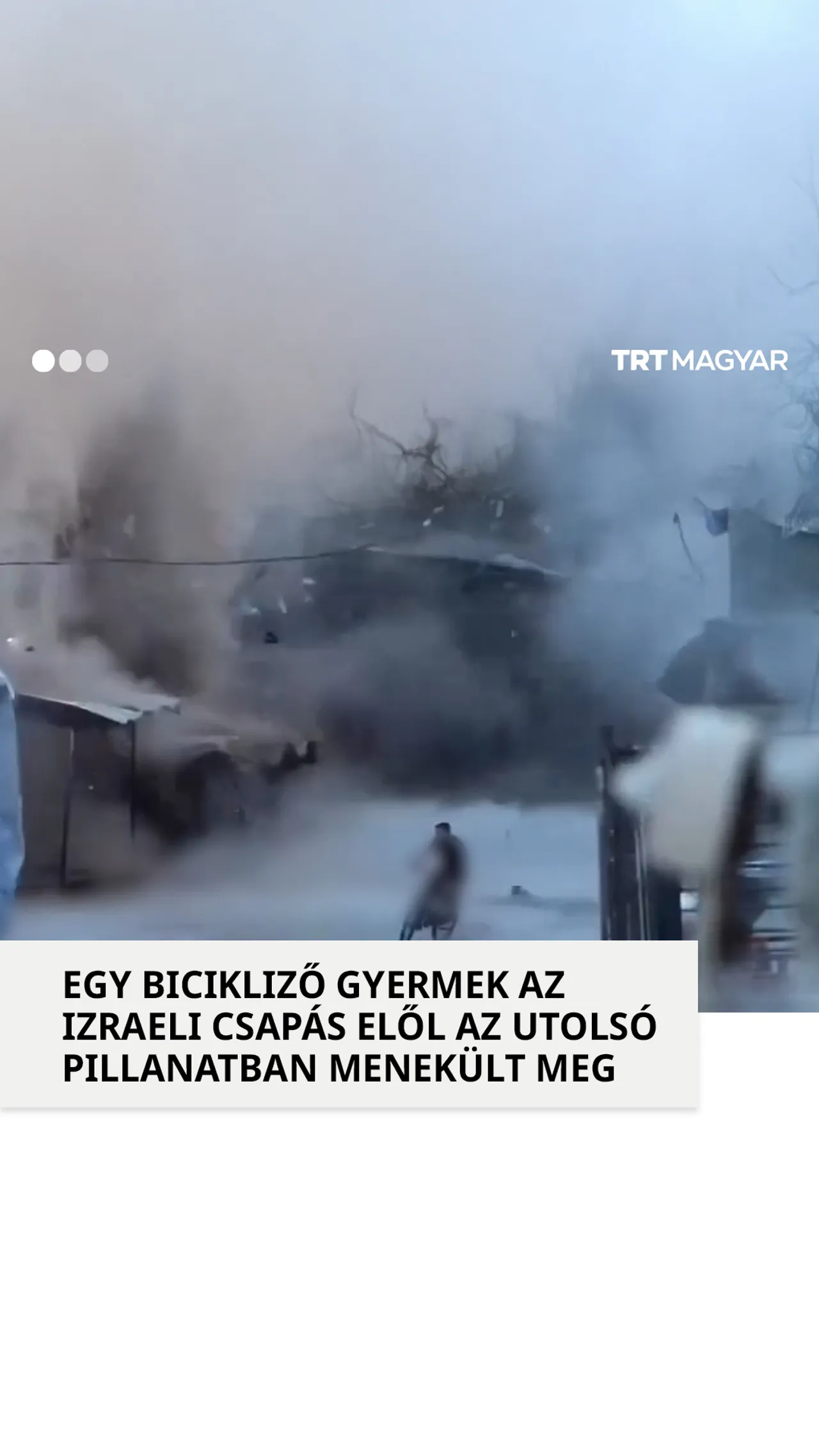 Gázában egy lakóépületre mért izraeli csapás elől hajszál híján menekült meg egy bicikliző gyermek