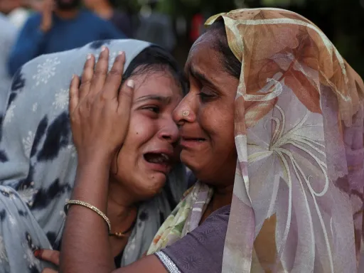 Viúvo paquistanês ajuda vítimas do acidente aéreo na Índia após perder a esposa em queda de avião
