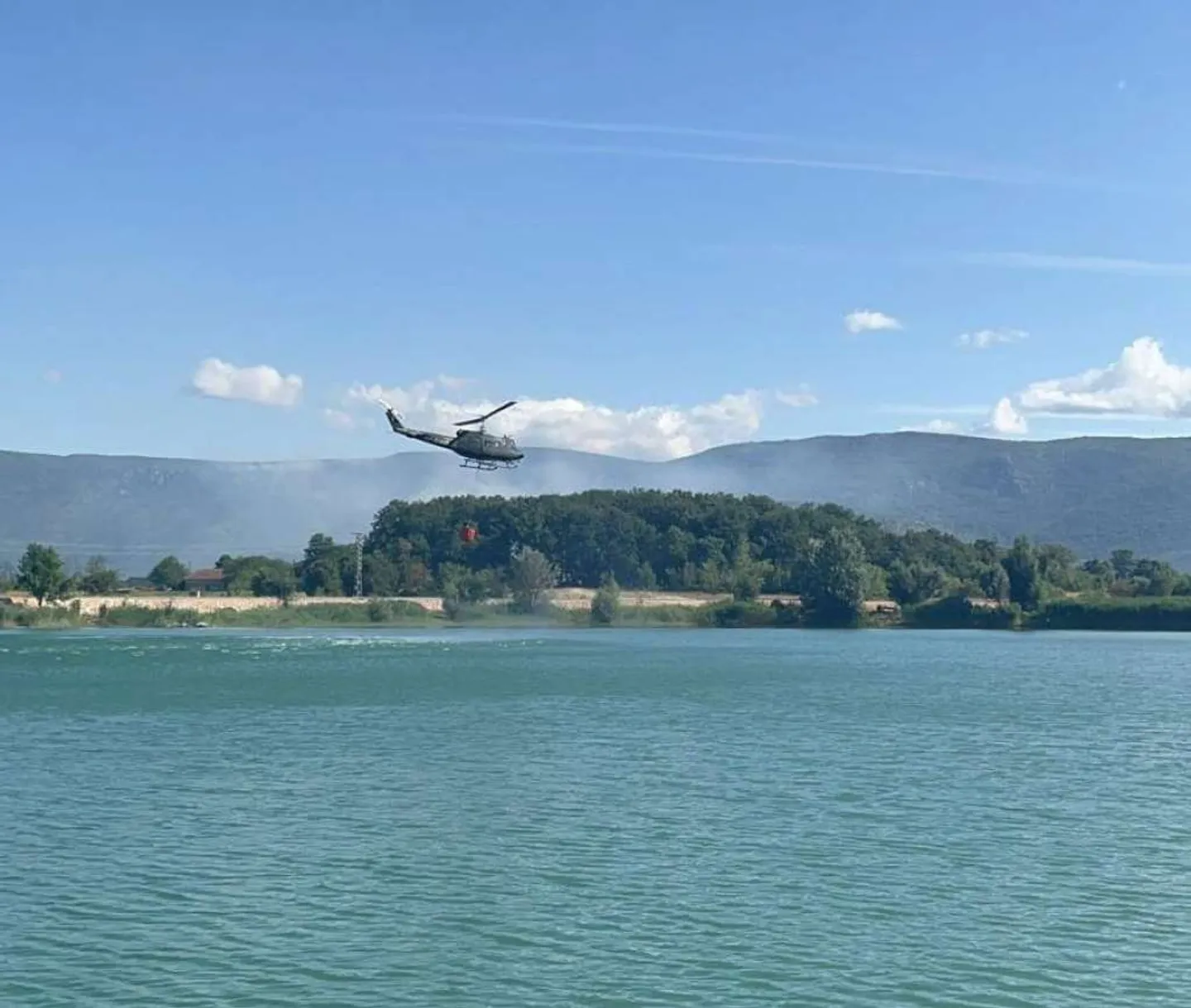 Požar kod Gruda i dalje aktivan, u gašenju pomaže helikopter OS BiH