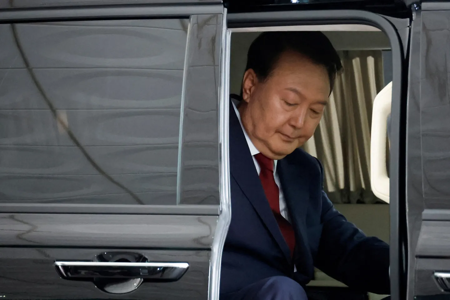 한국 특검, 윤석열 전 대통령 체포영장 집행 실패
