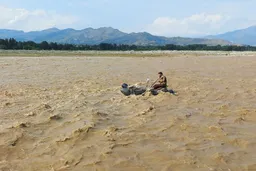 Flash floods and heavy rain kill 32 in Pakistan
