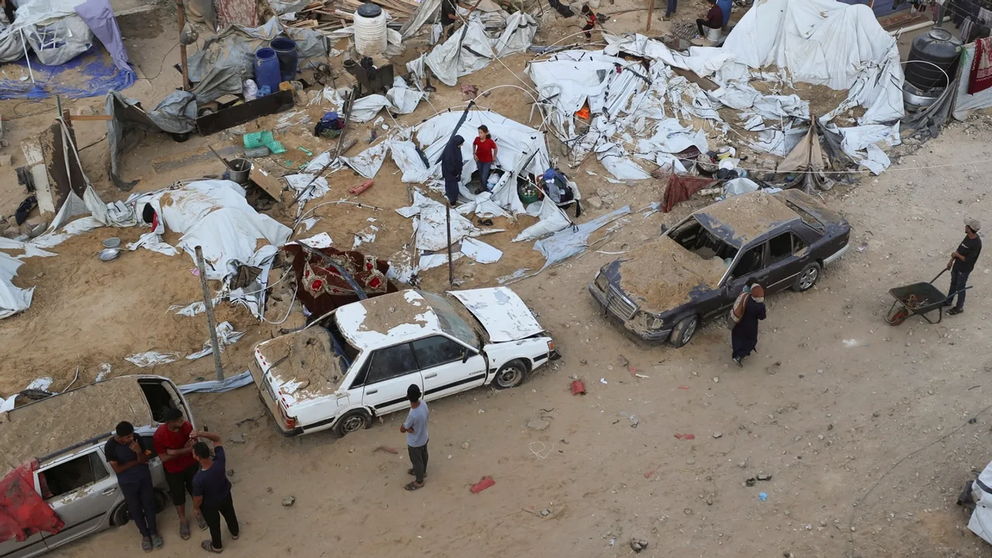 الاحتلال يستهدف خيام النازحين ومنتظري المساعدات في غزة.. وإدانات أممية لاستخدام التجويع أداة للإبادة
