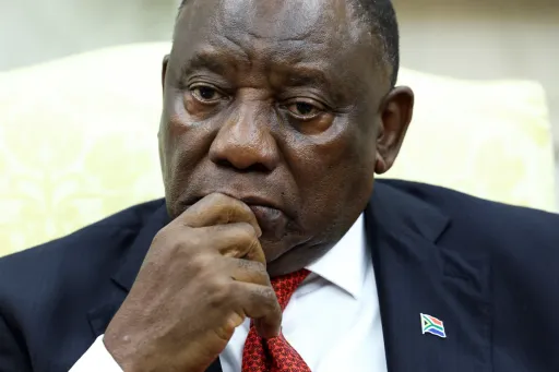 Ramaphosa oo ballanqaaday inuu qaadayo tallaabo kadib eedeeyn musuqmaasuq oo loo jeediyay Wasiir