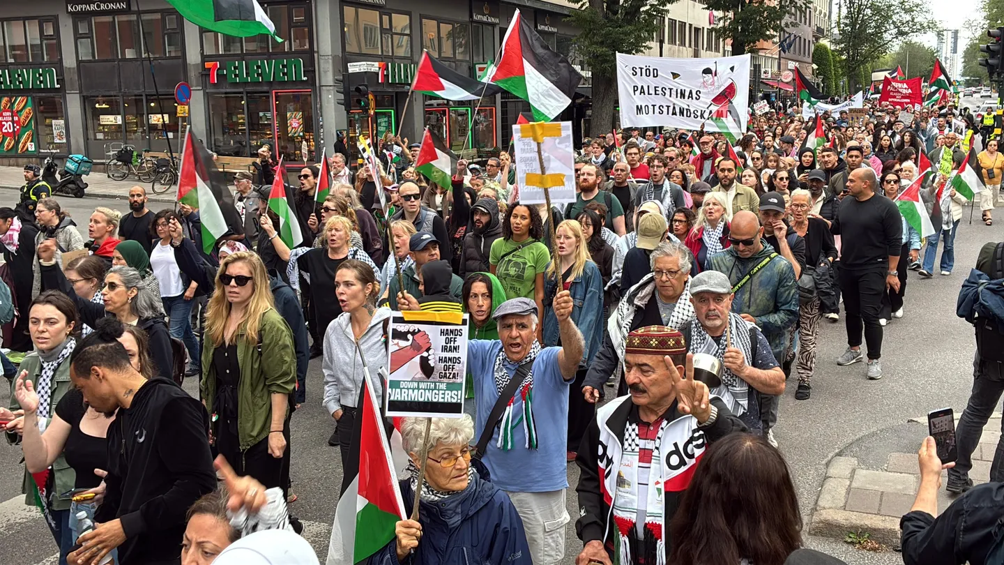 Qindra njerëz protestojnë në Suedi kundër sulmeve izraelite në Gaza