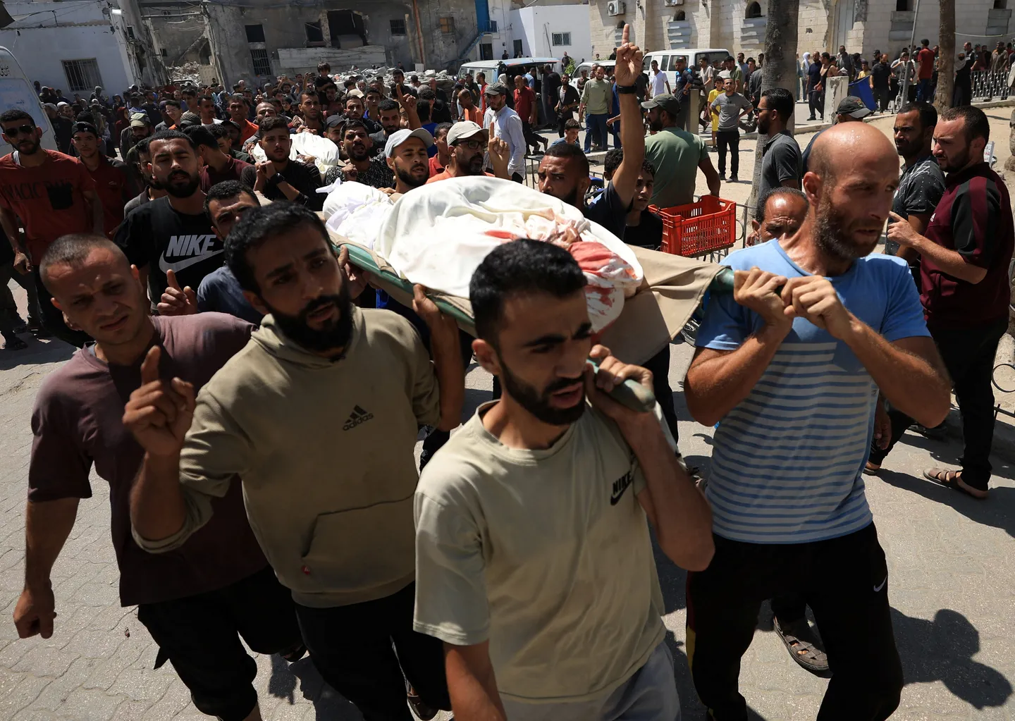 ليلة عصيبة على قطاع غزة بعد سلسلة غارات عنيفة للاحتلال استهدفت منازل ومدارس تؤوي نازحين