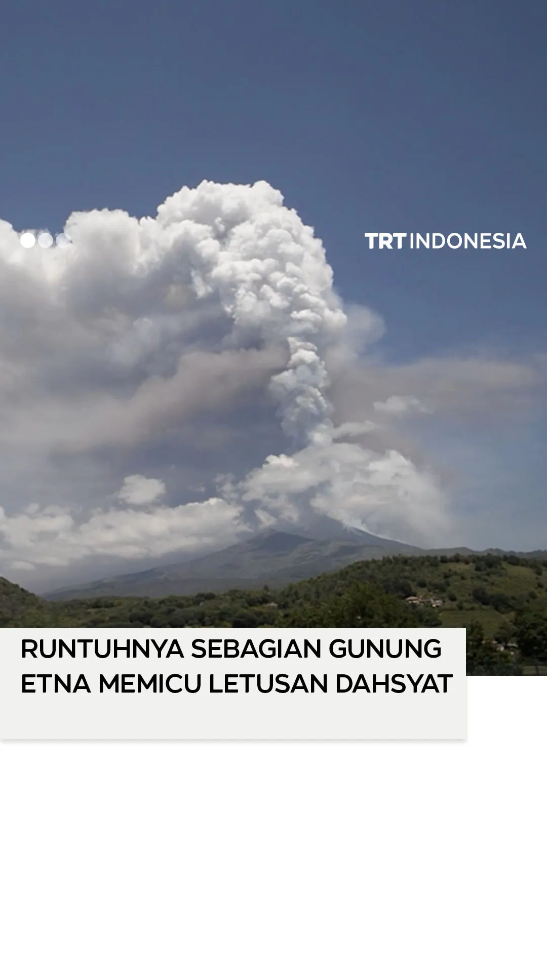 Runtuhnya sebagian Gunung Etna di Italia picu semburan lava dan awan panas.
