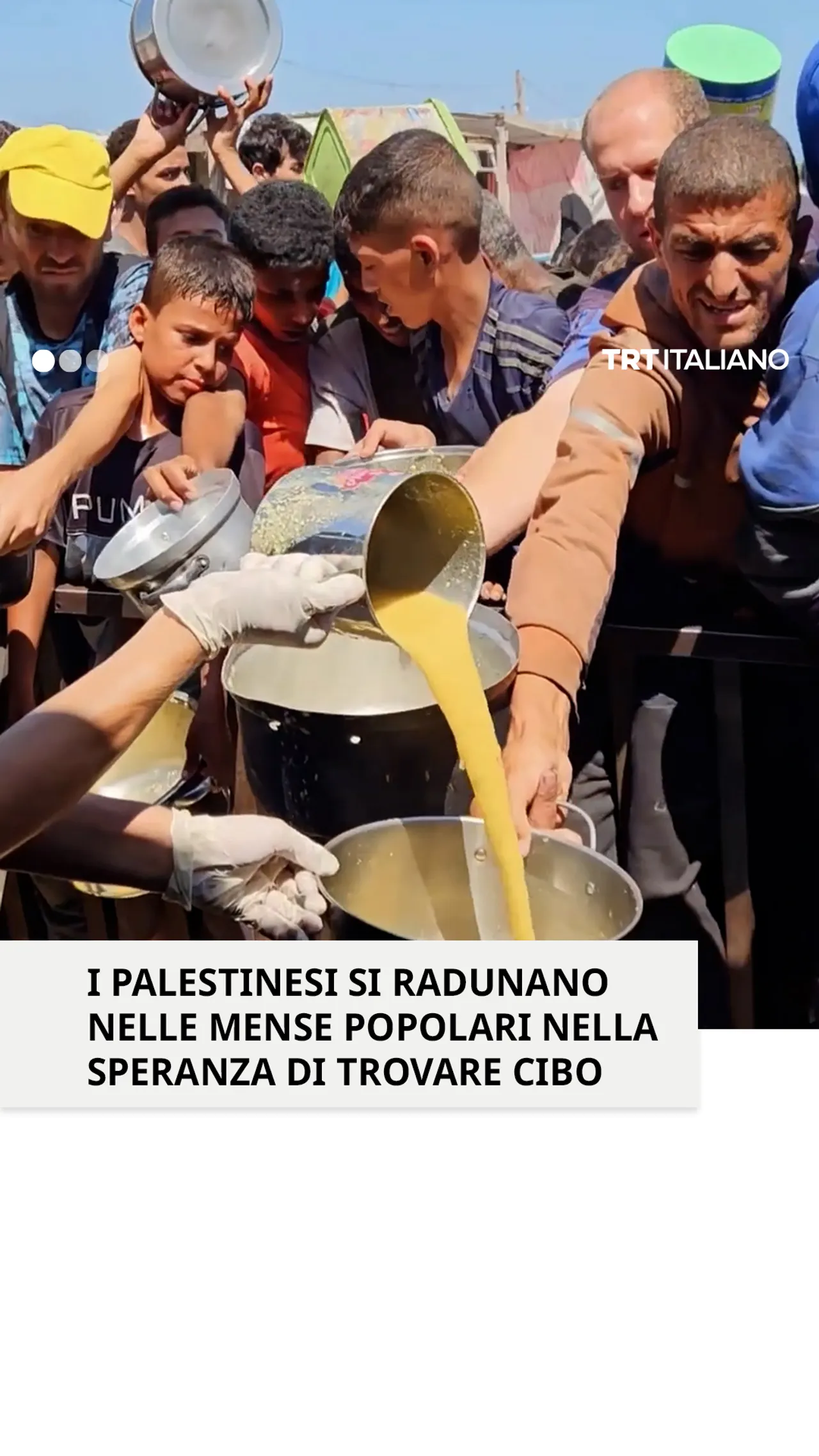 I palestinesi si radunano nelle mense popolari nella Striscia di Gaza