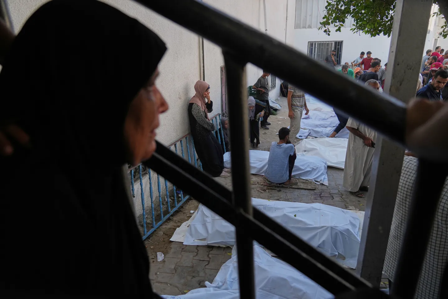مرضى كلى وجرحى وأطفال خدج على وشك الموت.. نفاد الوقود والدواء قد يحيل مستشفيات غزة مقابرَ خلال ساعات