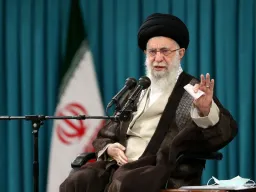 Khamenei: Trump exagerou sobre impacto dos ataques dos EUA ao Irão