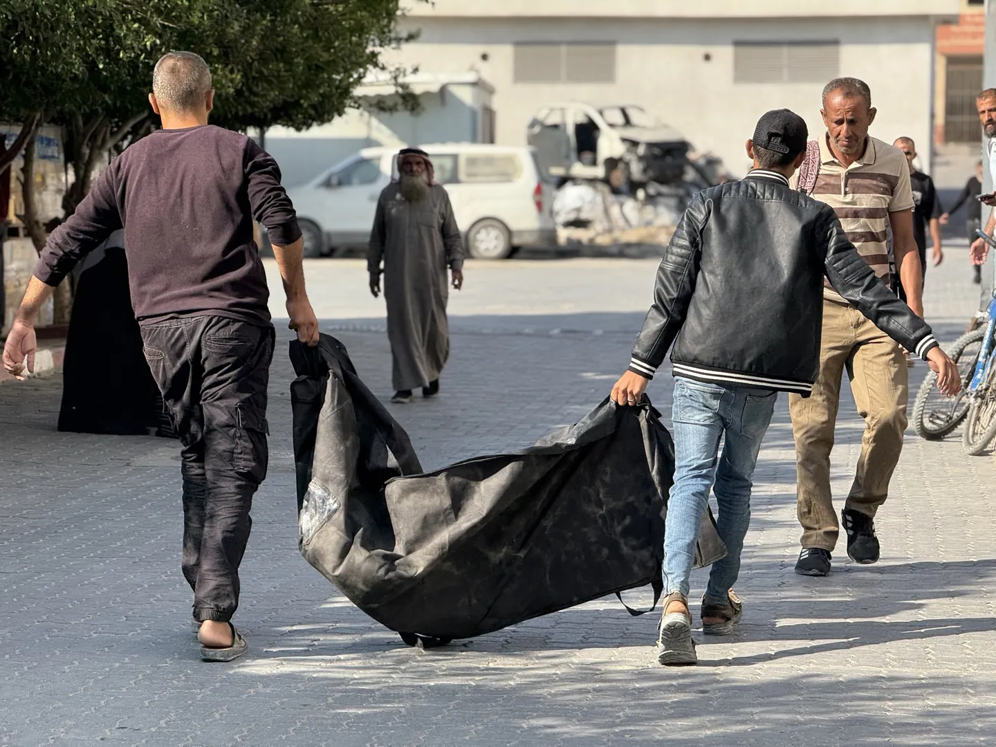 Izraeli bombardon tendën në oborrin e një shkolle në Khan Younis, vriten 18 palestinezë