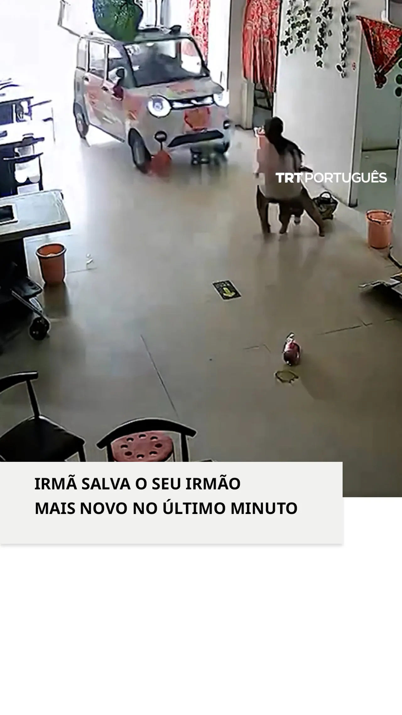 Irmã de 11 anos salva irmão mais novo de ser atropelado por um carro que embateu num restaurante